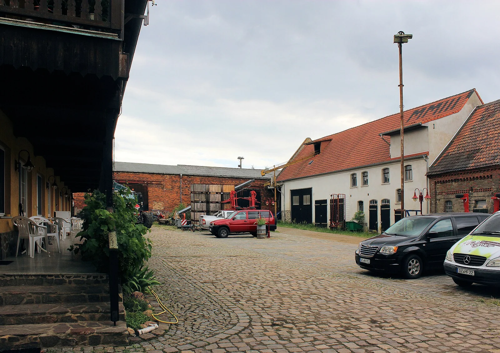 Geschlossene Hofanlage mit großem Innenhof